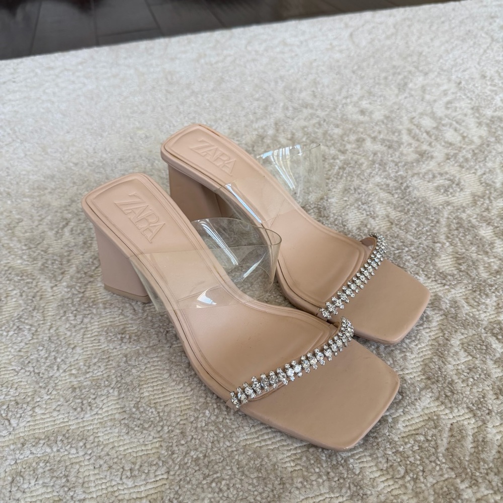 Zara Nude Sandals With Rhinestone and Clear Straps
Worn once
Size:40